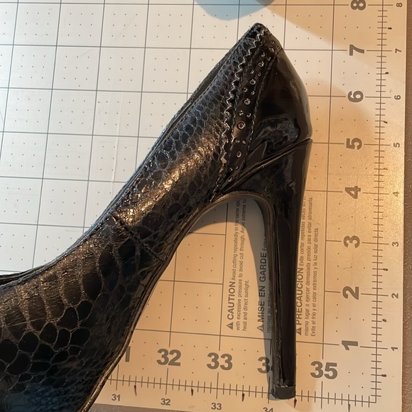 Black Pumps 5” Heel size 6 Faux Snake Embossed with Patton Heel Women’s Shoes - Picture 8 of 8